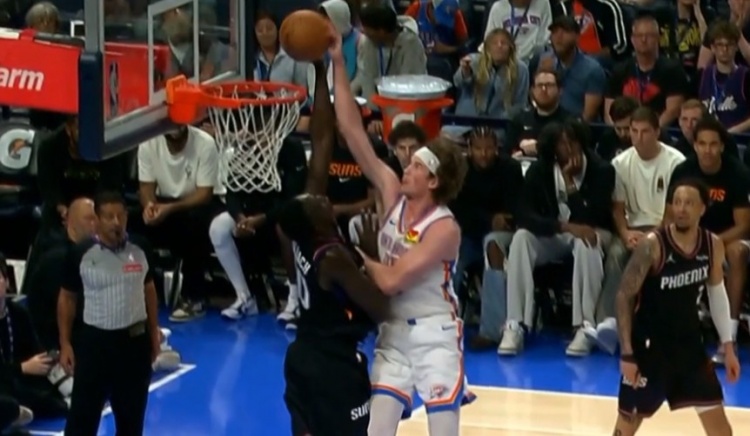 kaiyun-好兄弟真不赖！托皮奇击地助飞卡尔森 马卢阿奇镇守篮下长臂血帽