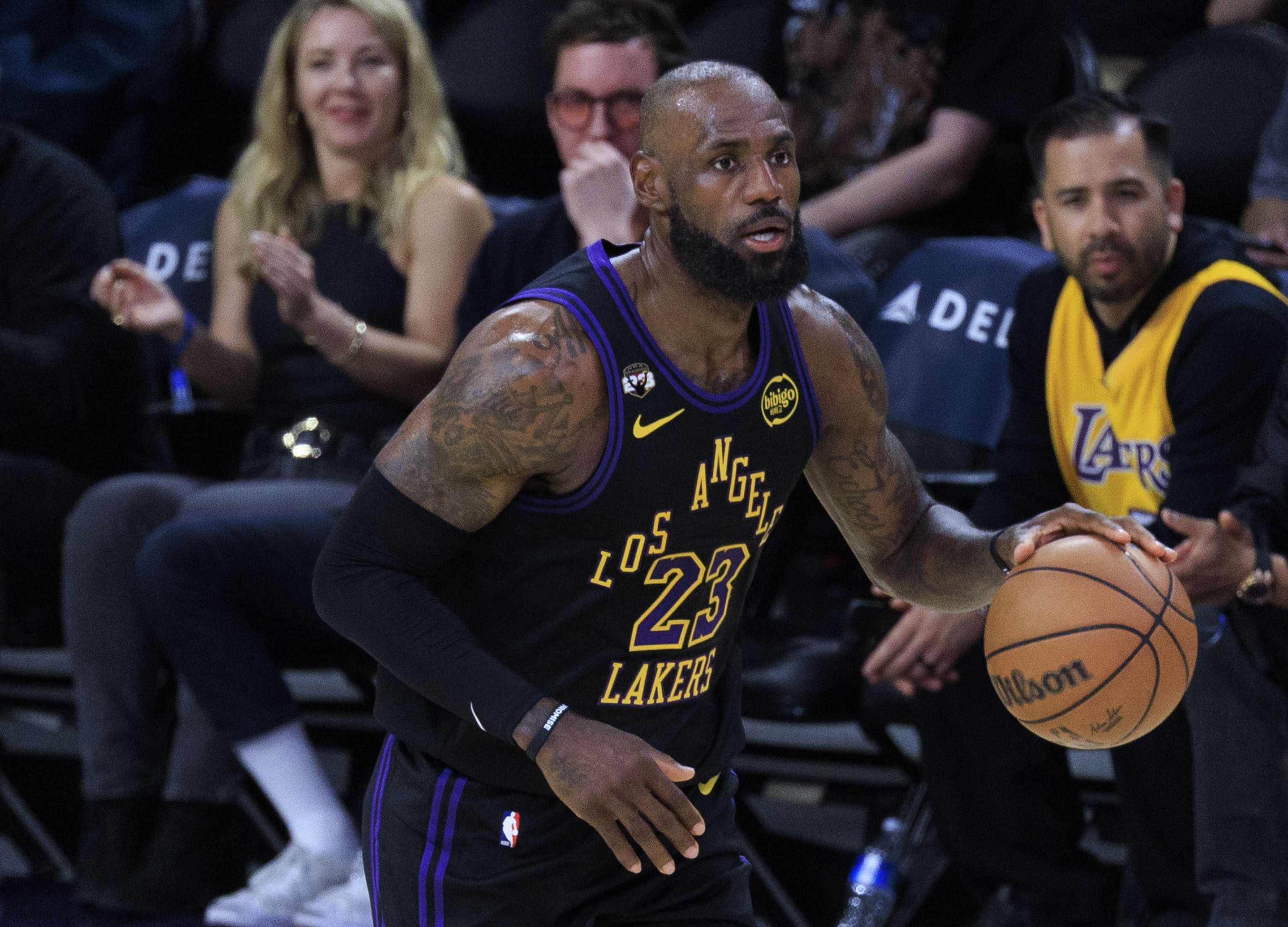 开云-独自带队！近两季无眉/东 詹姆斯场均27.6分9.6板7.6助&amp;13胜5负