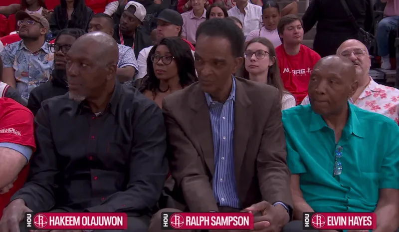 开云-火箭官方分享奥拉朱旺等三位传奇球星今日亲临现场的照片